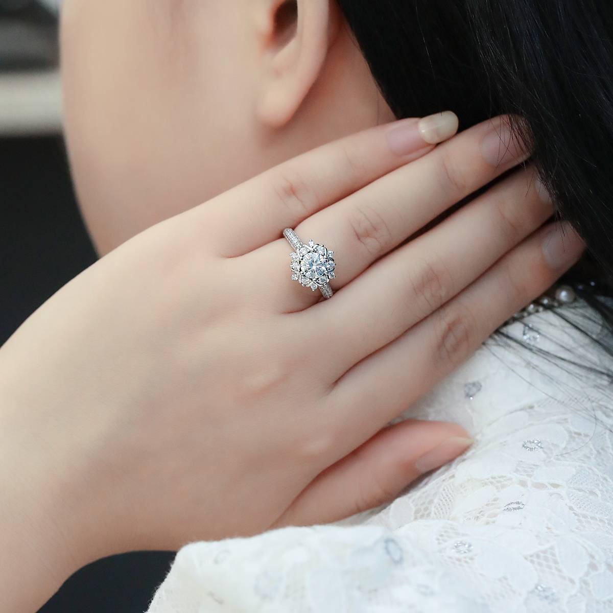 鸾花S925银镀白金莫桑钻女戒1克拉D级